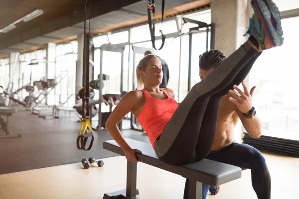 Hermosa mujer ayudada por entrenador — Foto de Stock