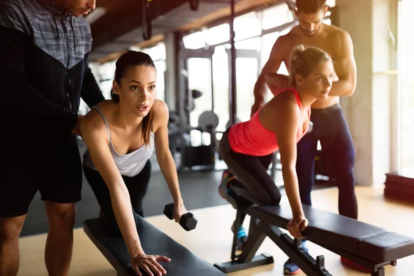 Spor salonunda talimat verirken kişisel eğitmenler — Stok fotoğraf