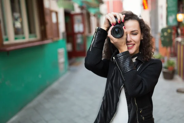 Piękna kobieta fotografowanie na zewnątrz — Zdjęcie stockowe