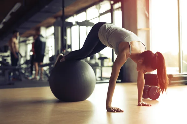 Atletik kadın spor salonunda egzersiz — Stok fotoğraf