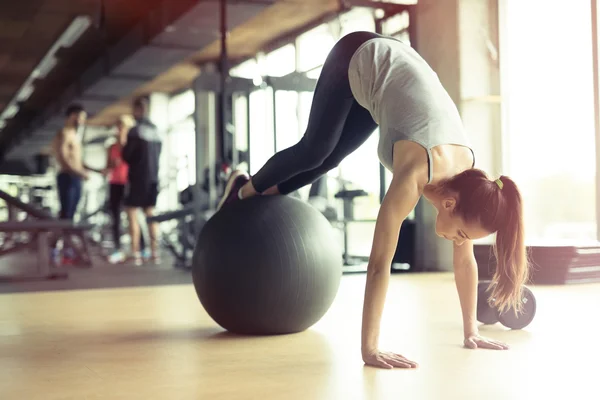 Atletik kadın spor salonunda egzersiz — Stok fotoğraf