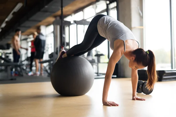 Schönes Frauentraining im Fitnessstudio — Stockfoto