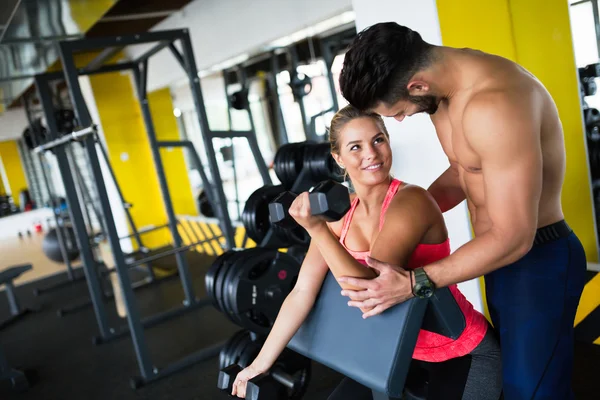 Entrenador personal ayudando a mujer —  Fotos de Stock