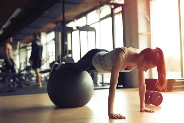 Mujer hermosa entrenamiento en el gimnasio Imagen De Stock