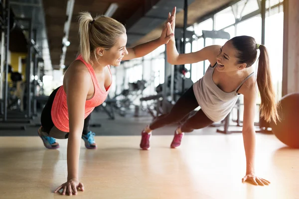 Hermosas mujeres haciendo ejercicio en el gimnasio Imágenes De Stock Sin Royalties Gratis