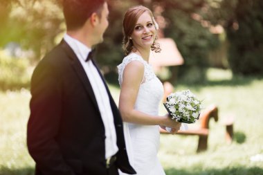 Gelin ve damat açık gülümseyen