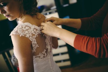 Gelini hazırlamak yardımcı kardeş