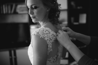 Gelini hazırlamak yardımcı kardeş