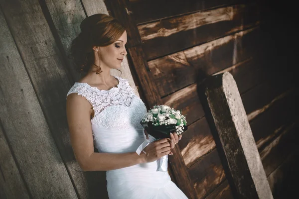 Krásná nevěsta pózuje venku — Stock fotografie