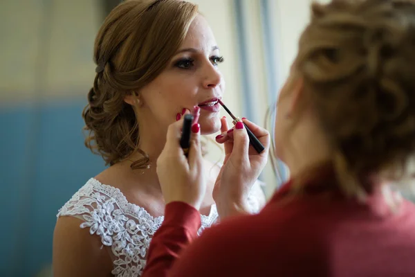Maquiagem de noiva sendo feita pela irmã — Fotografia de Stock