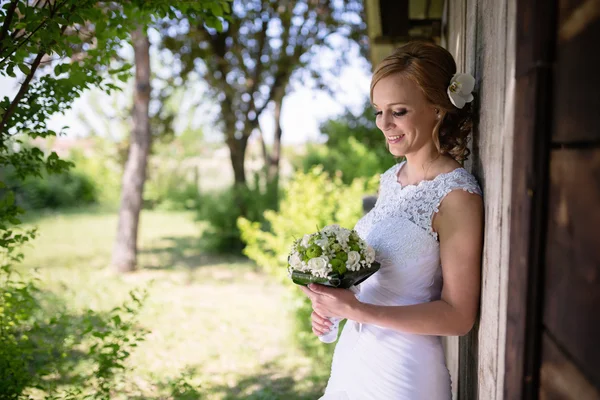 Krásná nevěsta pózuje venku — Stock fotografie