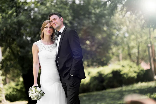 Schöne Braut und Bräutigam vor der Hochzeit — Stockfoto