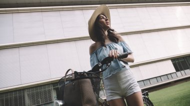 Güzel kadın açık havada bisiklet sürmek