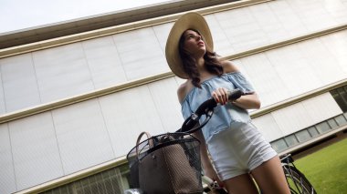 Güzel kadın açık havada bisiklet sürmek