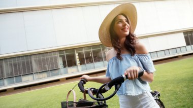 Güzel kadın açık havada bisiklet sürmek