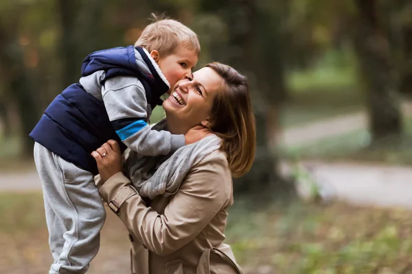 Счастливая мать и ребенок улыбаются — стоковое фото
