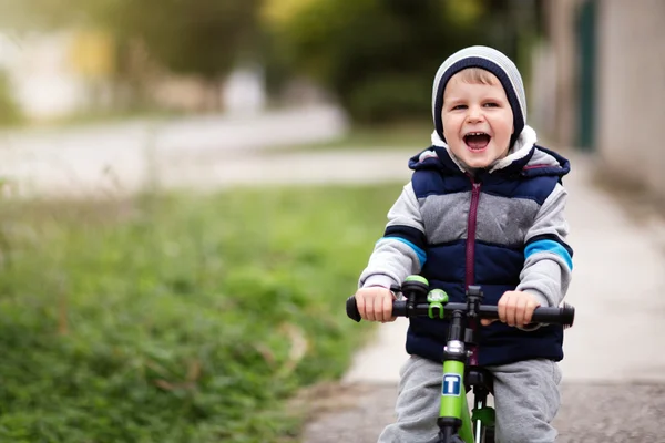 Niño feliz montar en bicicleta —  Fotos de Stock