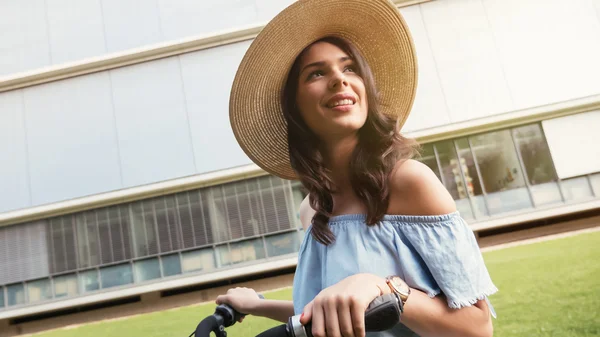 Красивая женщина на велосипеде на открытом воздухе — стоковое фото