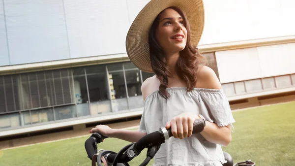 Schöne Frau, die im Freien Fahrrad fährt — Stockfoto