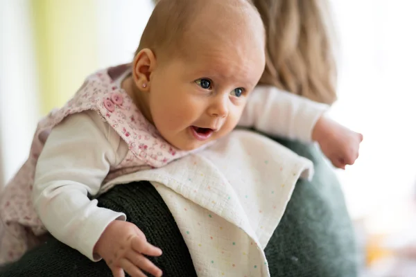 2 ヶ月で頭を上げる赤ちゃん — ストック写真