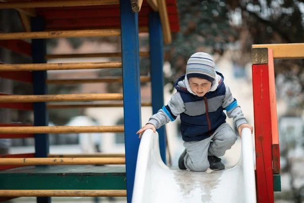 Çocuk slayt tırmanma — Stok fotoğraf