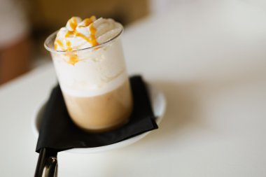 kahve üstüne krema ile