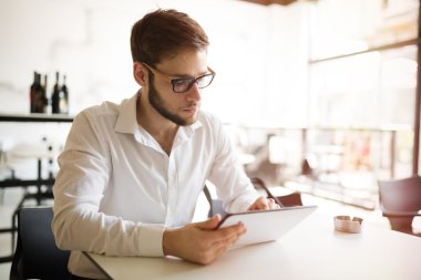 Restoranda garsonluk meşgul işadamı