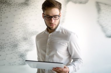 Tablet kullanma Beyaz tişörtlü adam