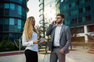 İş adamları açık havada araçları kullanma