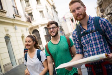 Mutlu turistlerin şehri keşfetmek