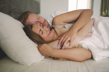 Yatakta rahat Romantik Çift