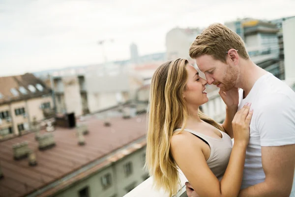 Casal sensual romance no telhado — Fotografia de Stock