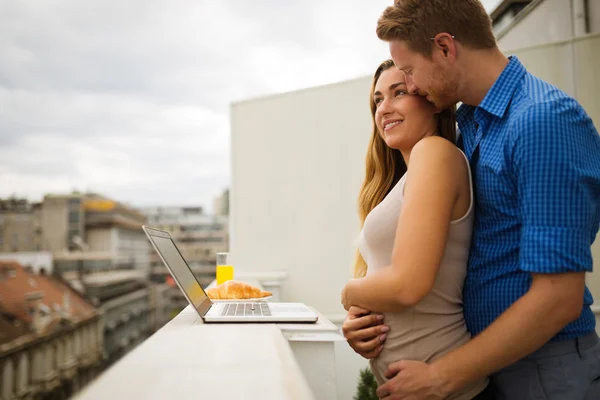 Couple hugging on rooftop terrace — Stock Photo, Image