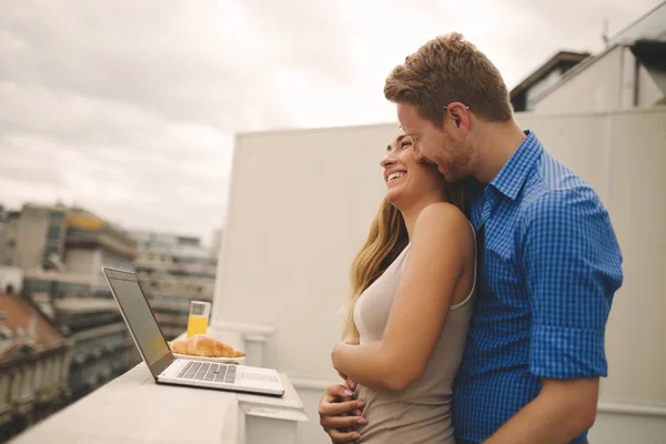 Par som kramas på takterrassen — Stockfoto