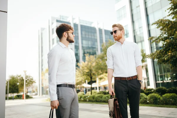 Empresários conversando ao ar livre — Fotografia de Stock