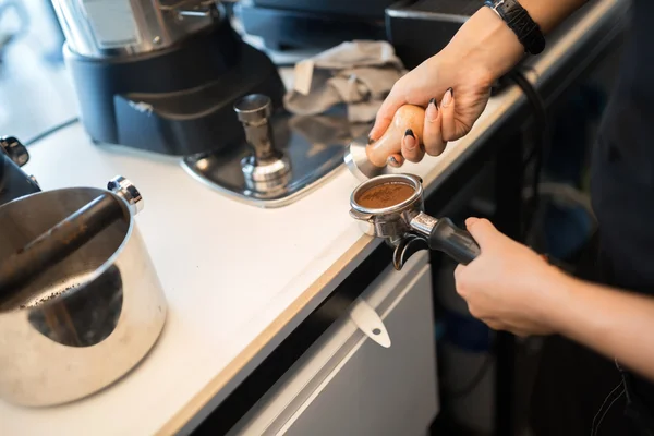 Barista tampering coffee — Stock Photo, Image