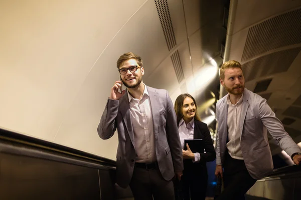 Бізнесмени, використовуючи метро — стокове фото