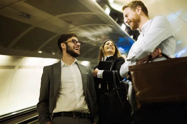 Mensen uit het bedrijfsleven met behulp van metro — Stockfoto