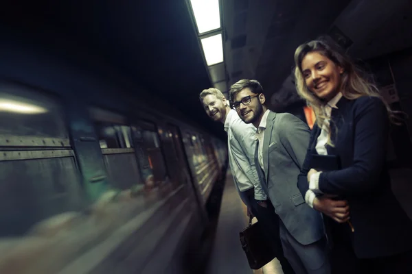 Empresarios que utilizan el metro — Foto de Stock