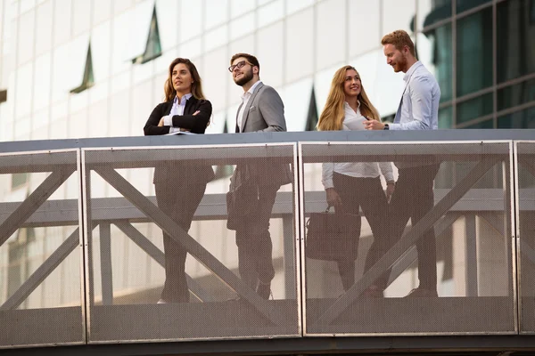 Les gens d'affaires parlent après le travail — Photo