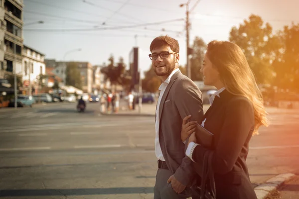 Feliz pareja de negocios en la calle —  Fotos de Stock