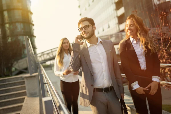 Business colleagues outdoors — Stock Photo, Image