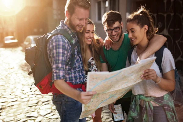 Turisti felici esplorare la città — Foto Stock