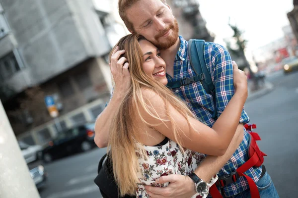 Романтическая пара, обнимающаяся на улице — стоковое фото