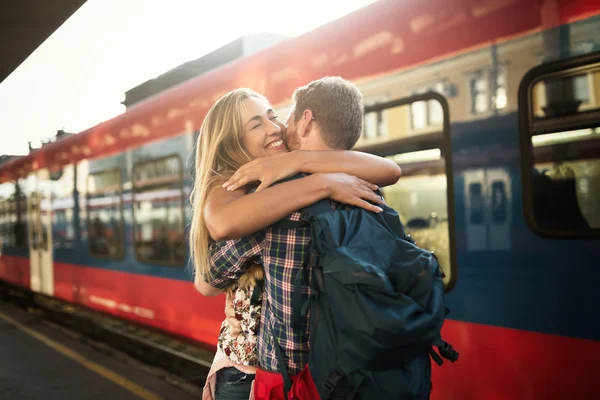 Schönes Paar umarmt — Stockfoto