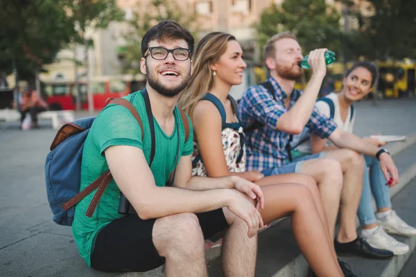 Estudantes saindo ao ar livre — Fotografia de Stock