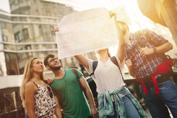 Freunde reisen und Städte erkunden — Stockfoto