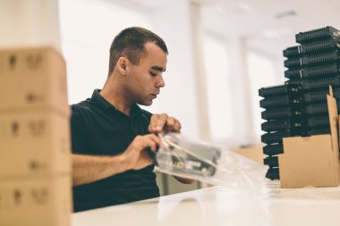 Boks ürünleri yönlendirmek için hazır
