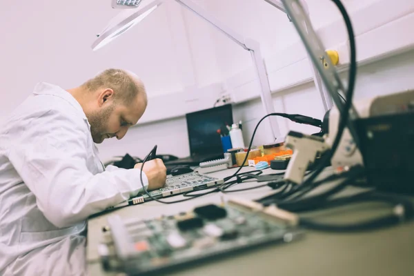 Technicus reparatie cmts kaarten — Stockfoto