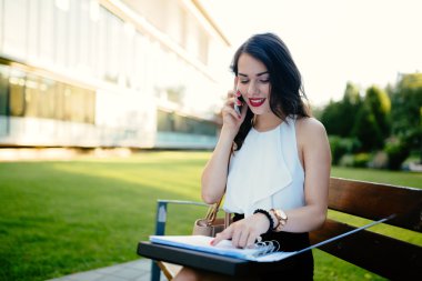 Bankta okuyan kadın